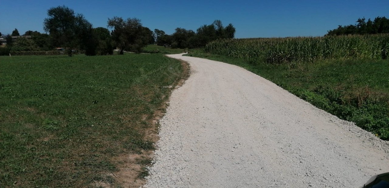La Junta Vecinal de Viérnoles realiza mejoras en uno de los caminos rurales de la Mies