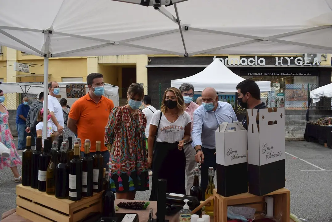 Autoridades en el mercado agroalimentario y artesano de Renedo