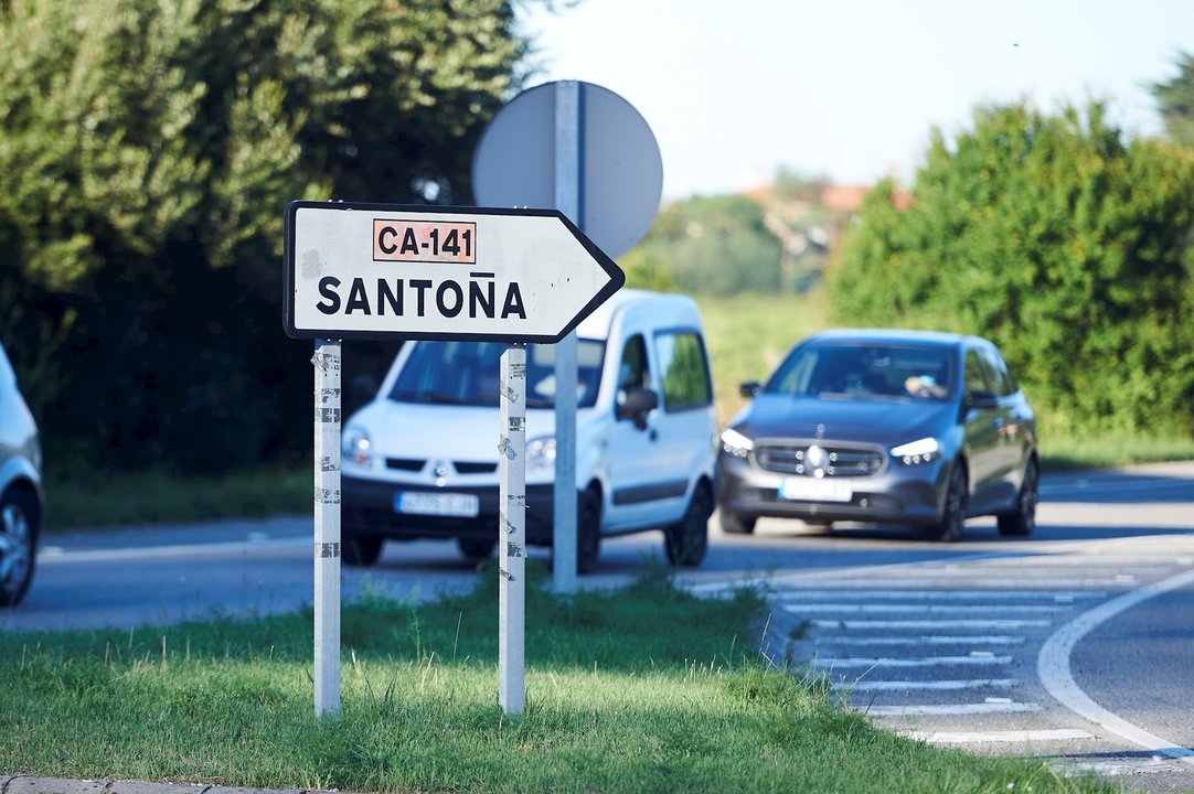 Varios vehículos esperan para pasar el control de salida de la localidad durante el primer día de confinamiento relativo en el municipio de Santoña