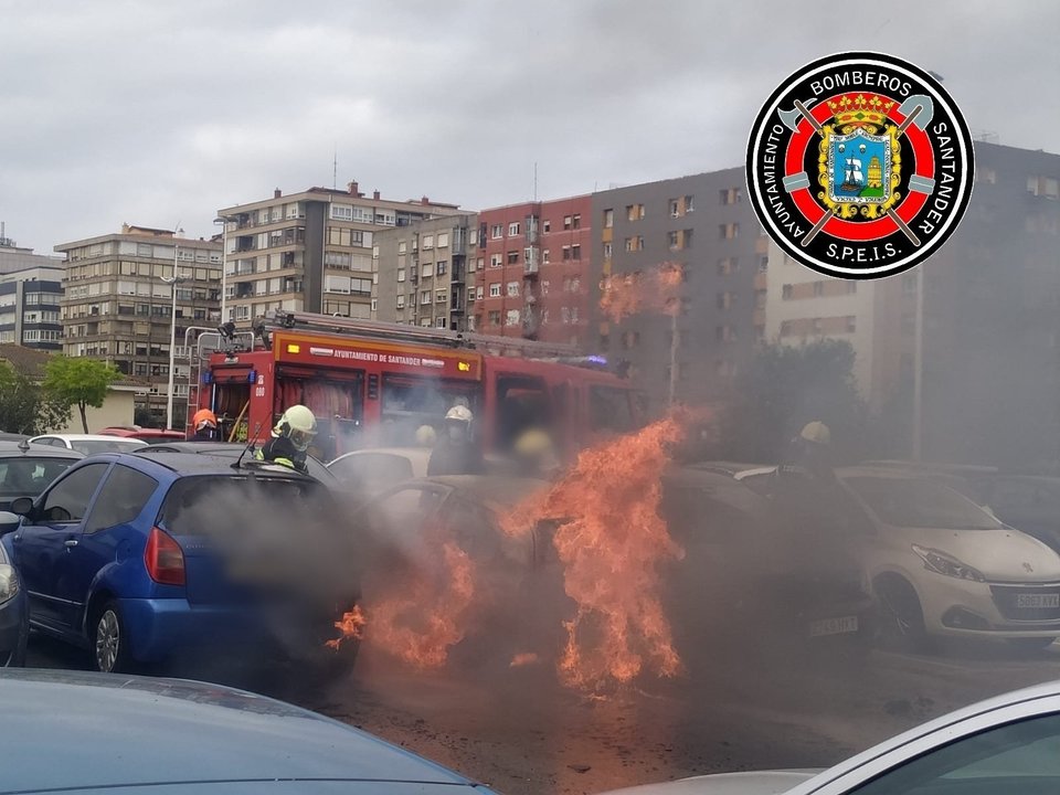 Incendio de un coche en el aparcamiento del Barrio Pesquero