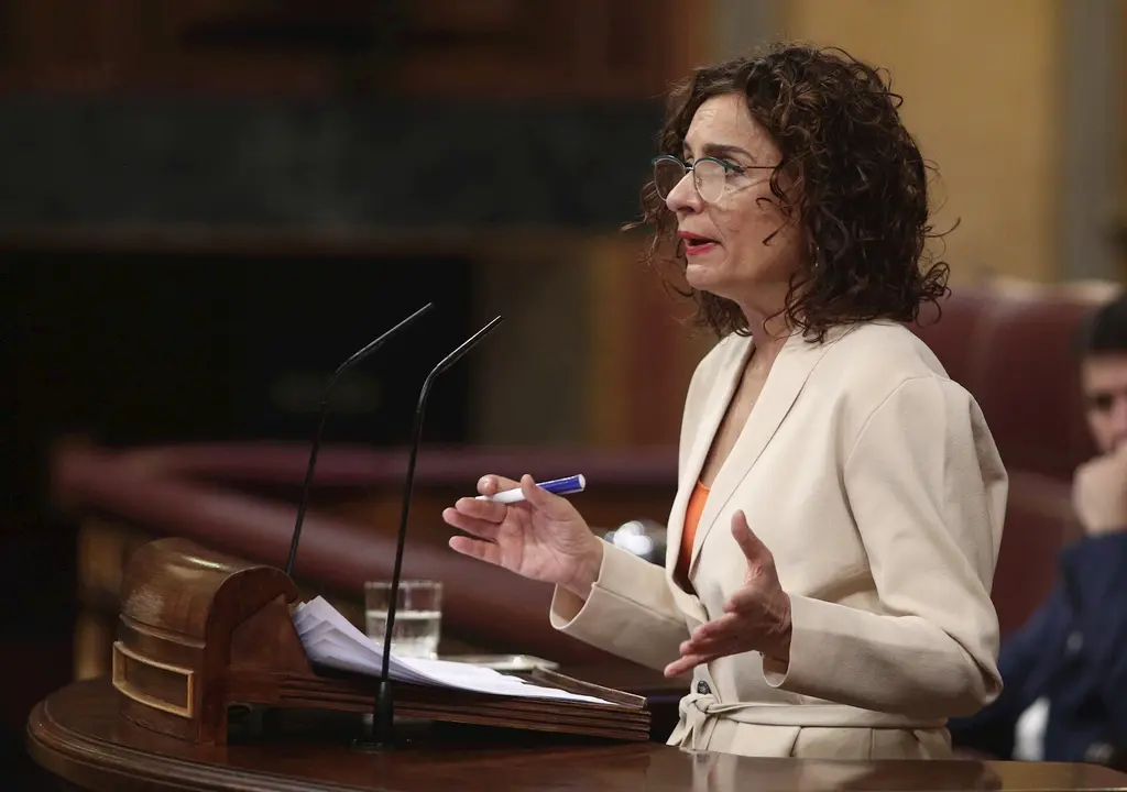 La portavoz del Gobierno y ministra de Hacienda, Mar&iacute;a Jes&uacute;s Montero, en el pleno del Congreso