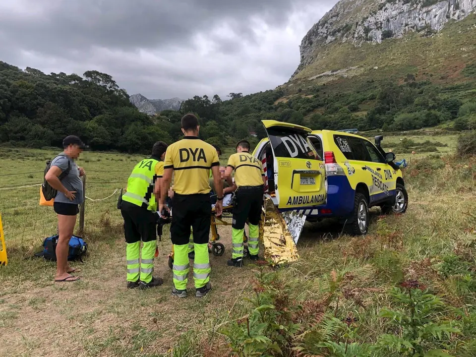 Evacuado al hospital de Laredo un ba&ntilde;ista rescatado del agua por surfistas