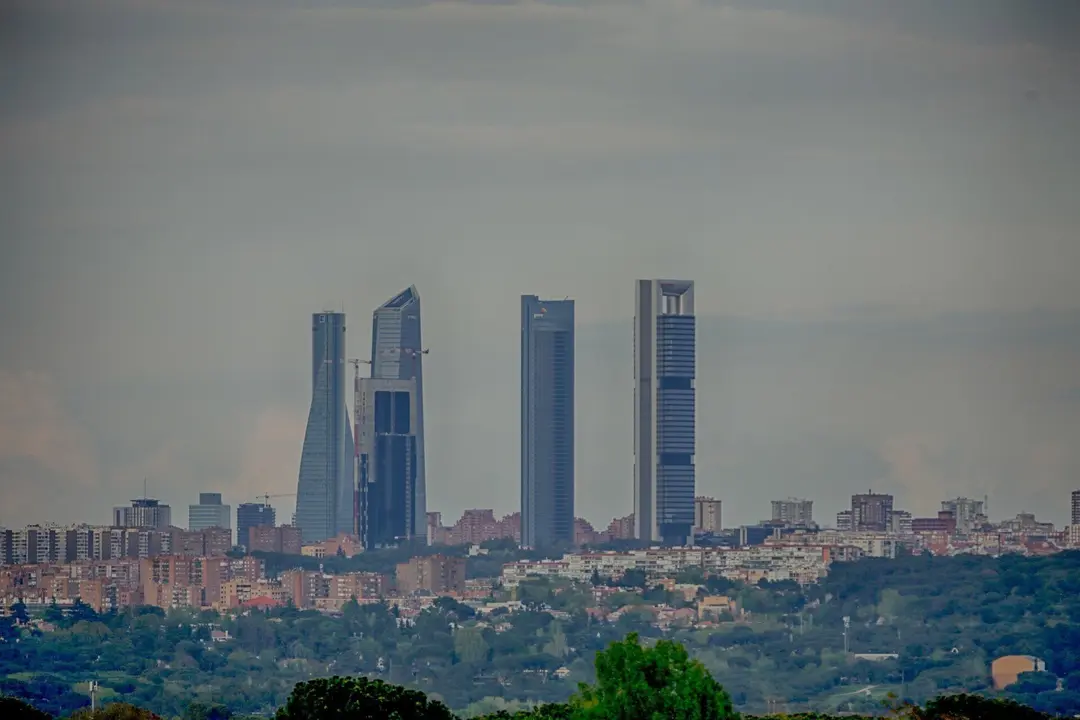 Panor&aacute;mica de Madrid tomada desde la Casa de Campo, en las cercan&iacute;as de Pozuelo de Alarc&oacute;n (Comunidad de Madrid / Espa&ntilde;a) a 18 de abril de 2020. La contaminaci&oacute;n por di&oacute;xido de nitr&oacute;geno (NO2), el contaminante m&aacute;s importante de la capital, ha descendido u