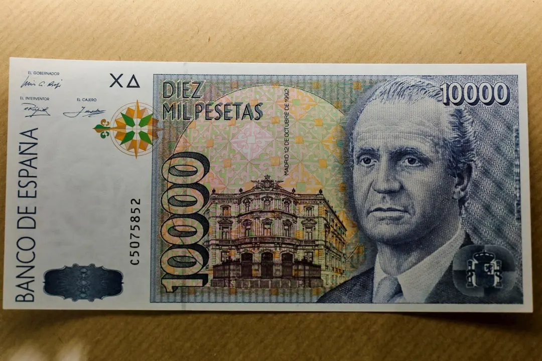 Billete de 10000 pesetas con el rostro del Rey em&eacute;rito Juan Carlos I en la Filatelia-Numism&aacute;tica H.Sanza, en Madrid (Espa&ntilde;a) a 7 de agosto de 2020. 