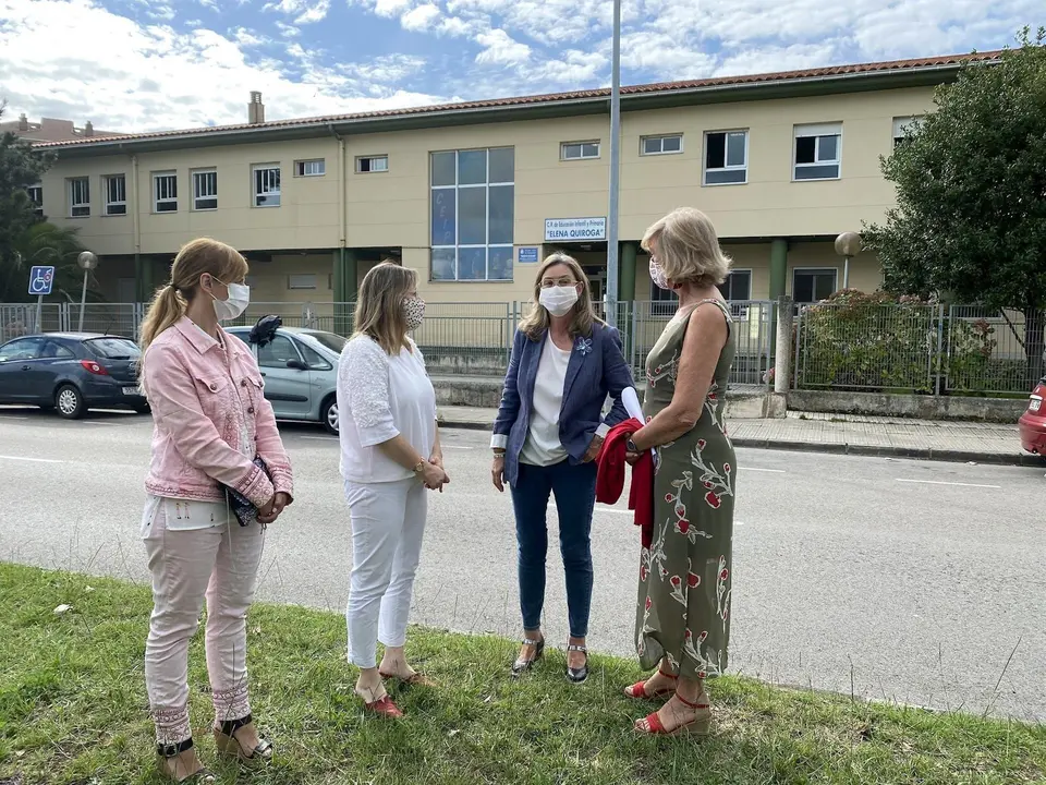 La consejera de Educaci&oacute;n, Marina Lomb&oacute;, acude al CEIP Elena Quiroga para valorar el inicio del curso escolar