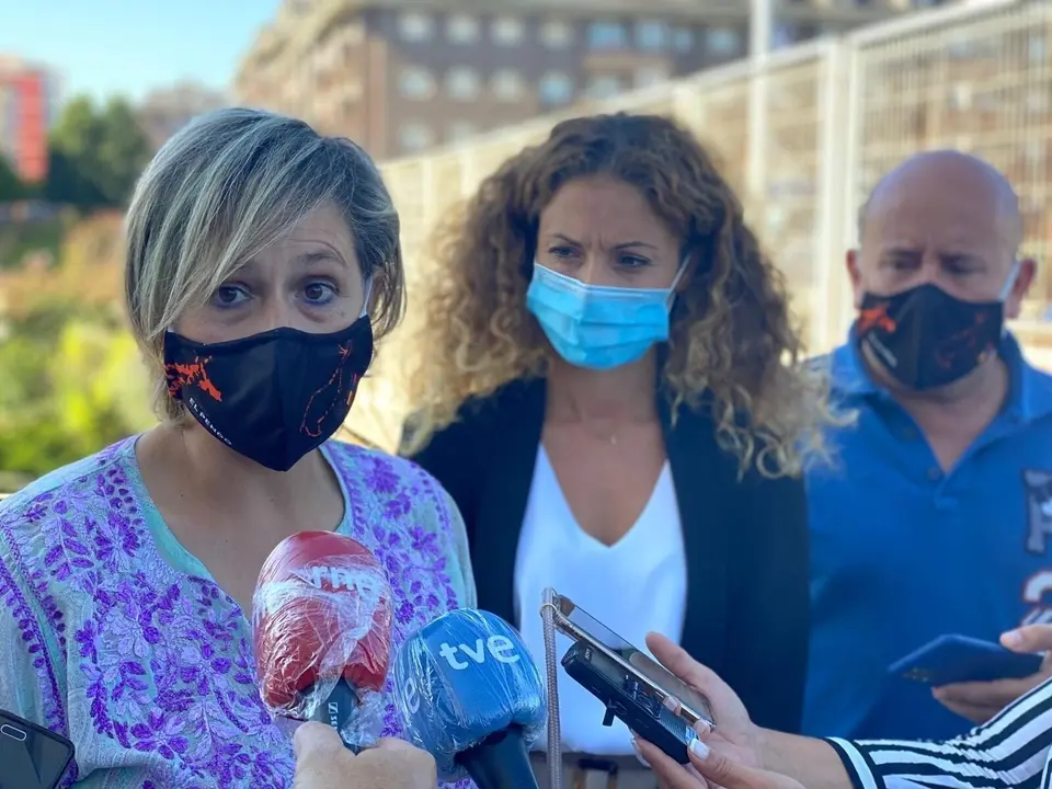 La alcaldesa de Camargo y la delegada del Gobierno visitan la zona donde se proyecta cubrir las v&iacute;as de Renfe en Muriedas