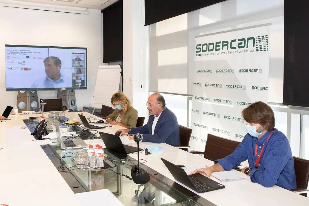 El director de SODERCAN, Javier Carri&oacute;n, en la videoconferencia