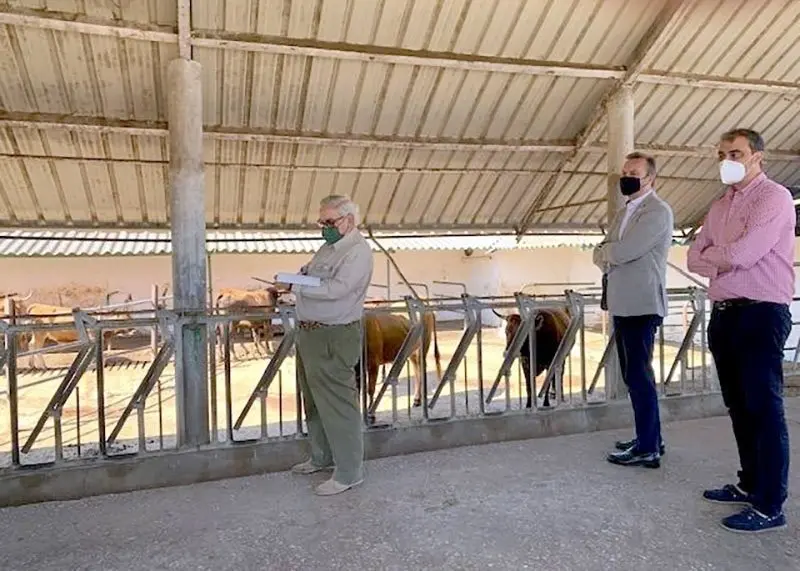 El consejero de Ganader&iacute;a, Guillermo Blanco, y el alcalde de Alfoz de Lloredo, Enrique Bretones, en un momento de la jornada.