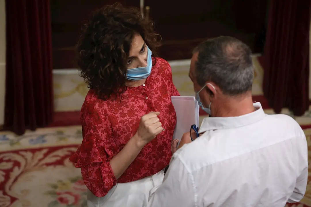 La ministra de Hacienda y portavoz del Gobierno, Mar&iacute;a Jes&uacute;s Montero, habla con el portavoz de Comprom&iacute;s en el Congreso de los Diputados, Joan Baldov&iacute; 