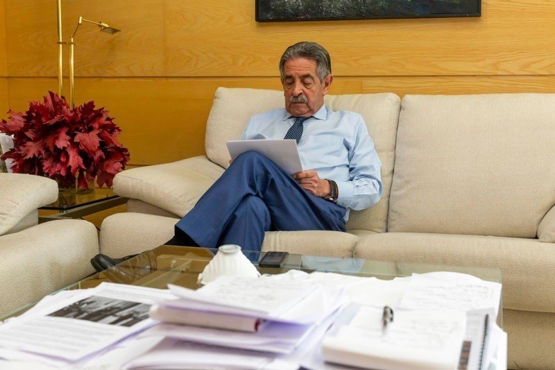 El presidente Revilla en su despacho de la sede del Gobierno de Cantabria