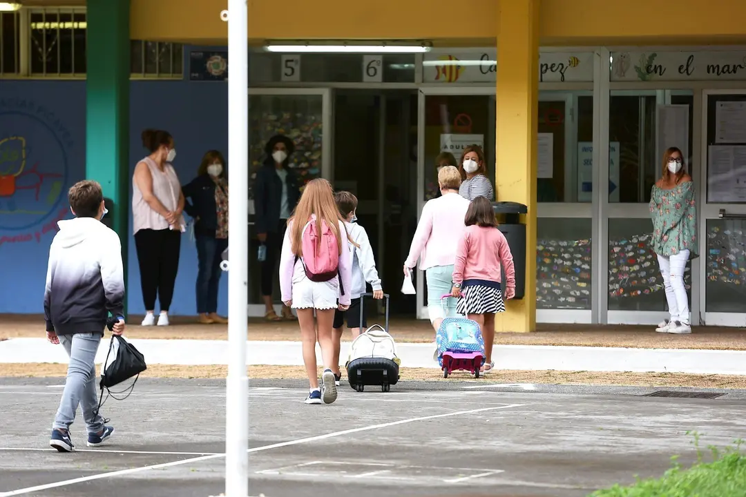 Escolares en el primer d&iacute;a de curso en Santo&ntilde;a. Archivo