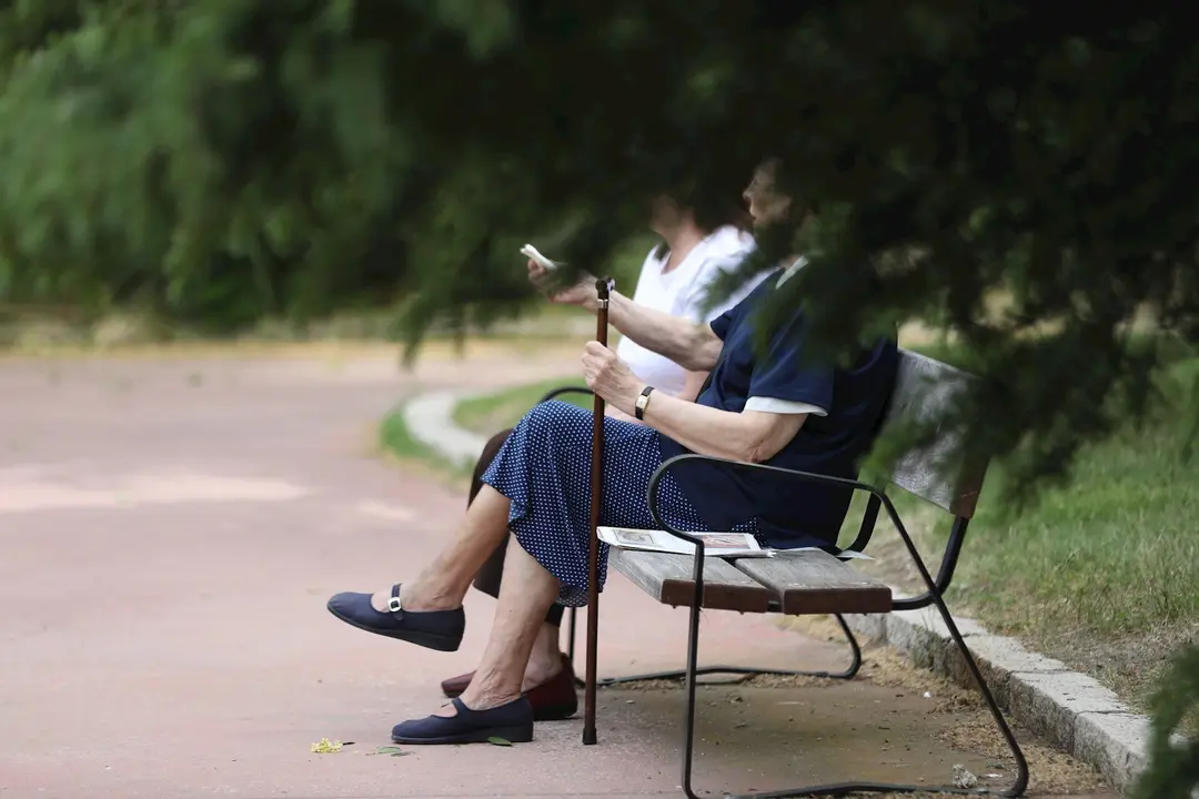 Dos mujeres de edad avanzada en un banco de la capital. En Madrid, (Espa&ntilde;a), a 7 de mayo de 2020.