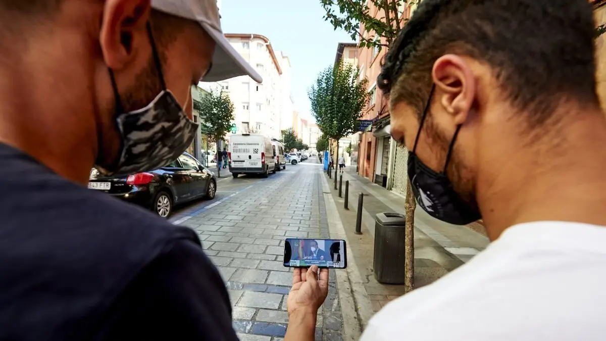 Dos usuarios miran el directo de ifomo.es Noticias en la rueda de prensa del Alcalde.
