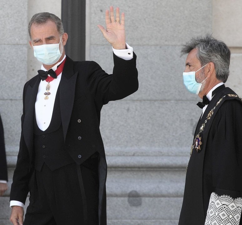 Acompañado del presidente del Tribunal Supremo y del Consejo General del Poder Judicial (CGPJ), Carlos Lesmes (d), el Rey Felipe VI, saluda a su llegada al Palacio de Justicia, en Madrid (España), a 7 de septiembre de 2020. El Rey preside el acto de apert
