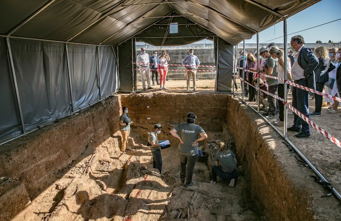 Trabajos de exhumaci&oacute;n de la fosa com&uacute;n de Pico Reja, una de las mayores fosas del franquismo, ubicada en el cementerio de San Fernando. En Sevilla (Andaluc&iacute;a, Espa&ntilde;a), a 17 de junio de 2020.
