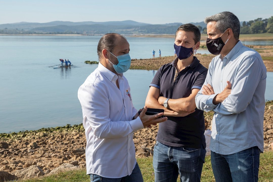 Zuloaga visita el campo de regatas en el pantano del Ebro