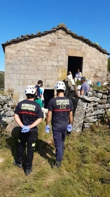 Bomberos del 112 ayudan a  una mujer herida al ceder el suelo de una caba&ntilde;a en San Pedro del Romeral