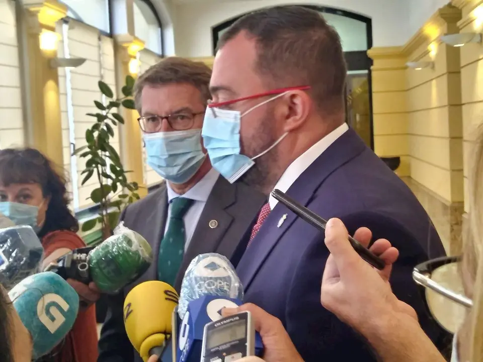 Alberto N&uacute;&ntilde;ez Feij&oacute;o y Adri&aacute;n Barb&oacute;n atendiendo a los medios despu&eacute;s de su encuentro en Oviedo.