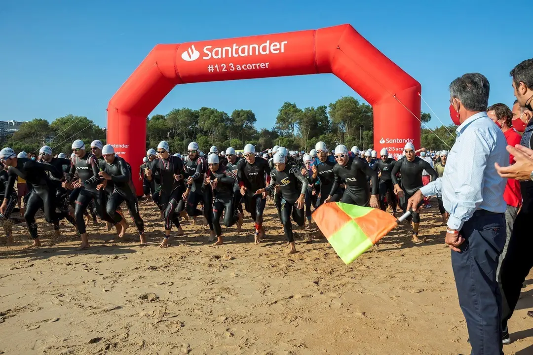 Revilla da la salida al Triatl&oacute;n Ciudad de Santander