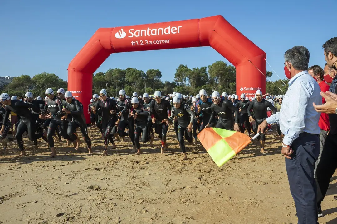 10:00 horas. Segunda playa del Sardinero
El presidente de Cantabria, Miguel &Aacute;ngel Revilla, da la salida al Triatl&oacute;n Ciudad de Santander.
