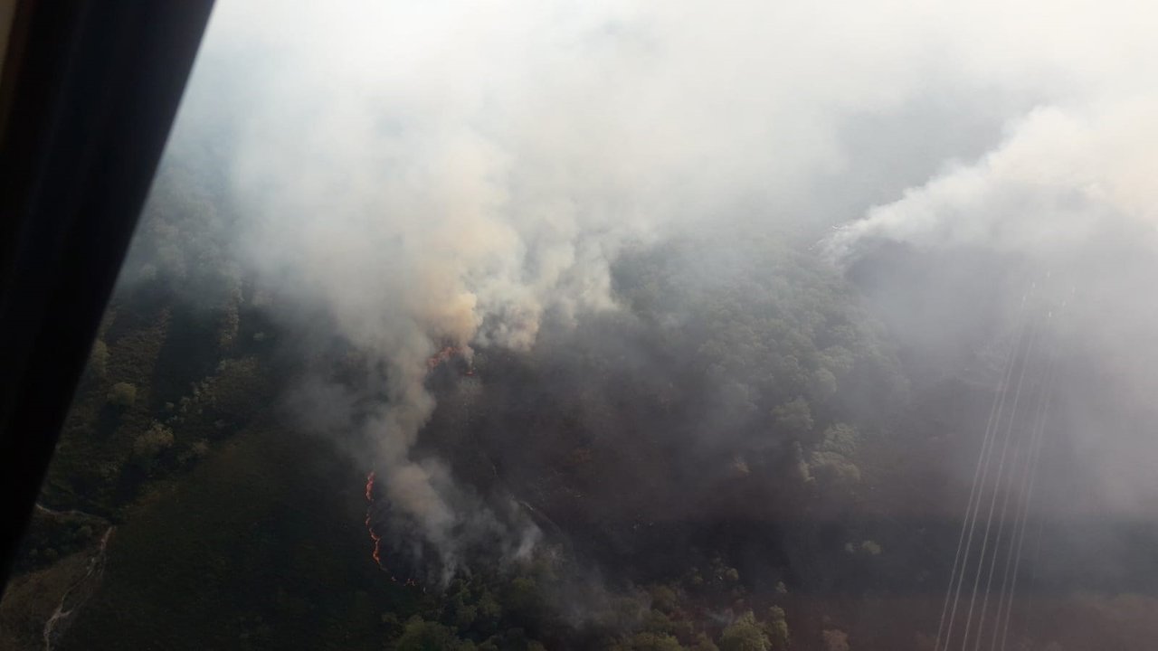 El helicóptero del Gobierno de Cantabria participa en la extinción de un incendio en Vizcaya