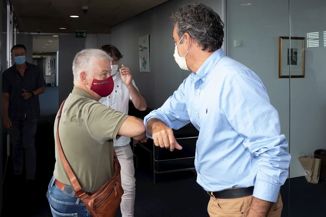El consejero, Francisco Mart&iacute;n, recibe al alcalde de Villaescusa