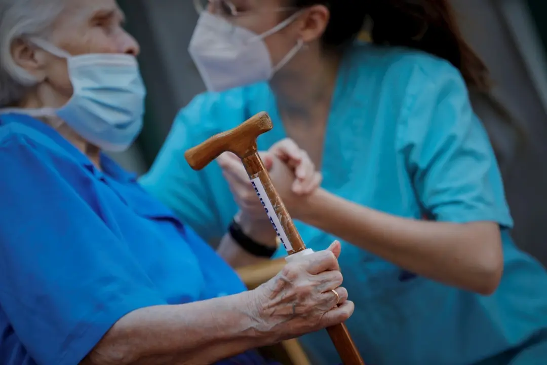 Una trabajadora y una anciana en una residencia madrile&ntilde;a
