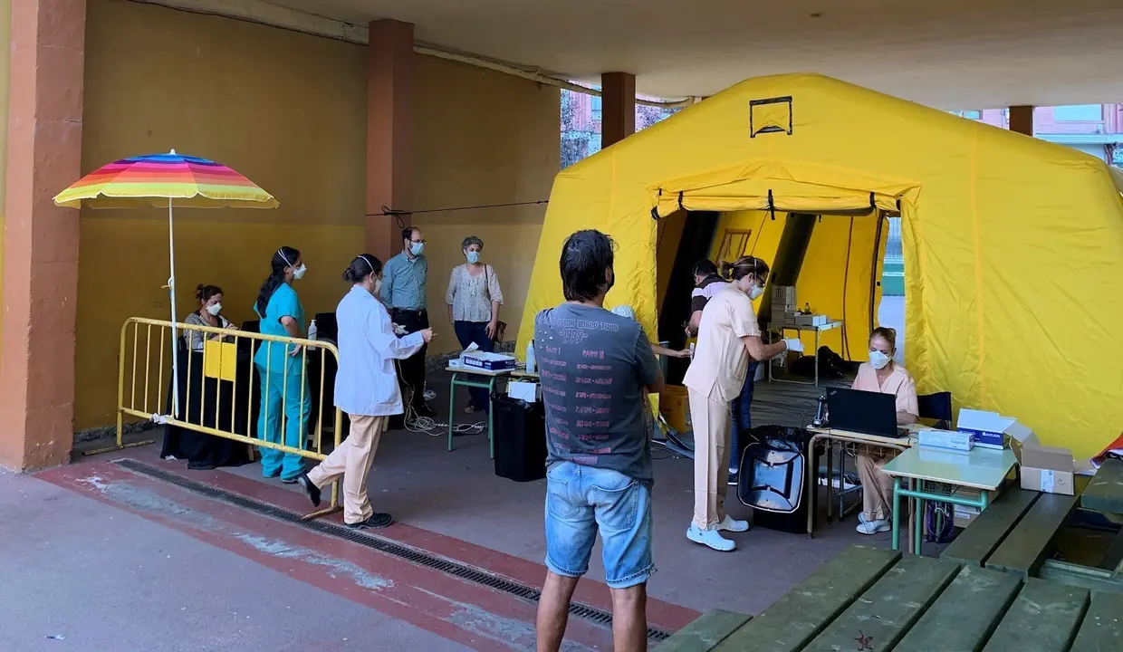 Puesto para pruebas PCR en el barrio La Inmobiliaria de Torrelavega