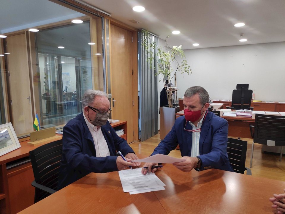 Firma del convenio entre el Ayuntamiento de Bezana y UNATE