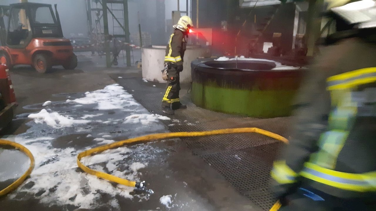 Incendio de la balsa de aceite en una fábrica de Reinosa