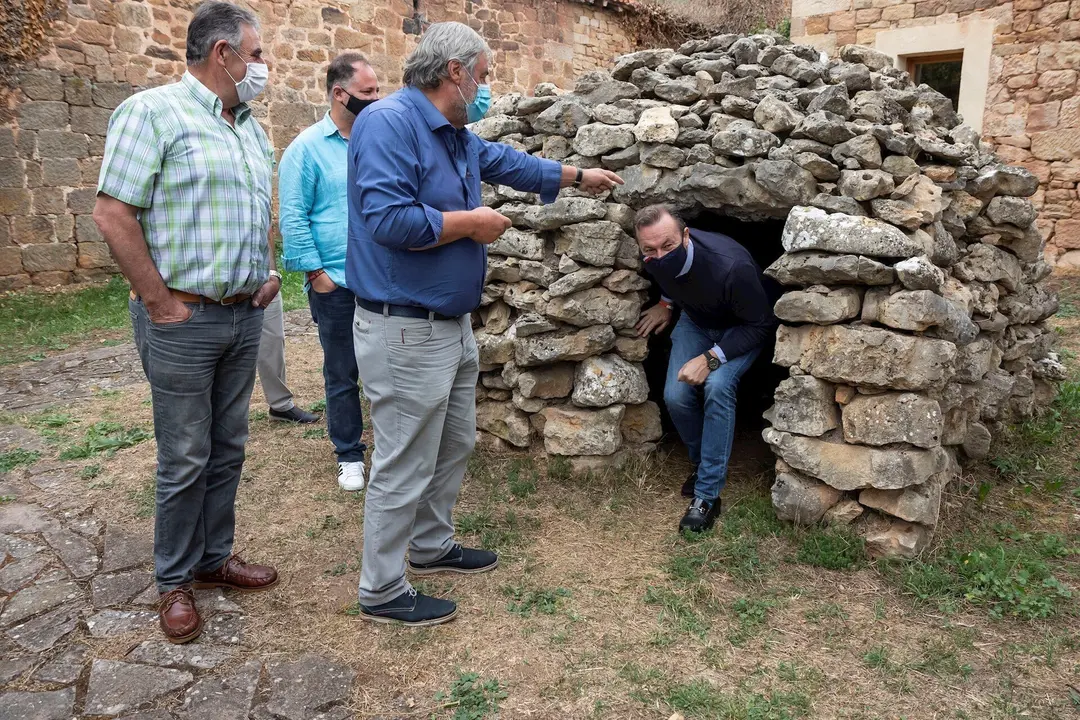 Visita del consejerro de Desarrollo Rural al centro de visitantes de La Piedra en Seco, en Valderredible