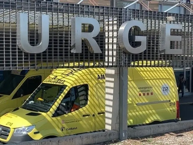 Una ambulancia en el &aacute;rea de urgencias del Hospital Universitario Arnau de Vilanova de Lleida, este mi&eacute;rcoles