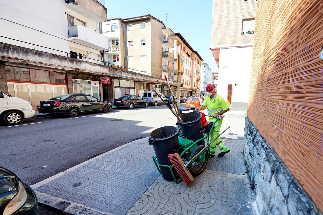 Un empleado de la limpieza trabaja por las calles del barrio La Inmobiliaria de Torrelavega. Archivo.