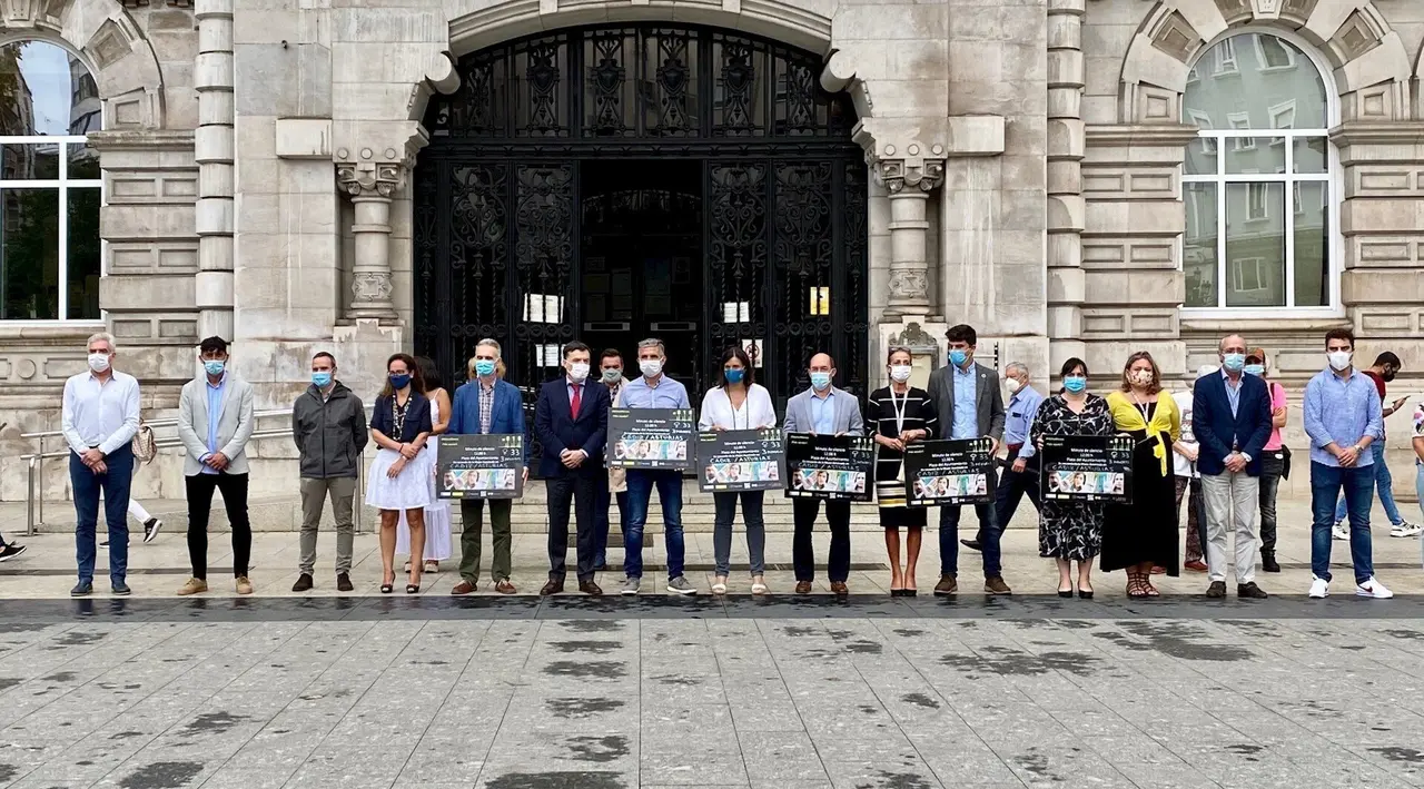 Minuto de silencio por las mujeres asesinadas en C&aacute;diz y Asturias