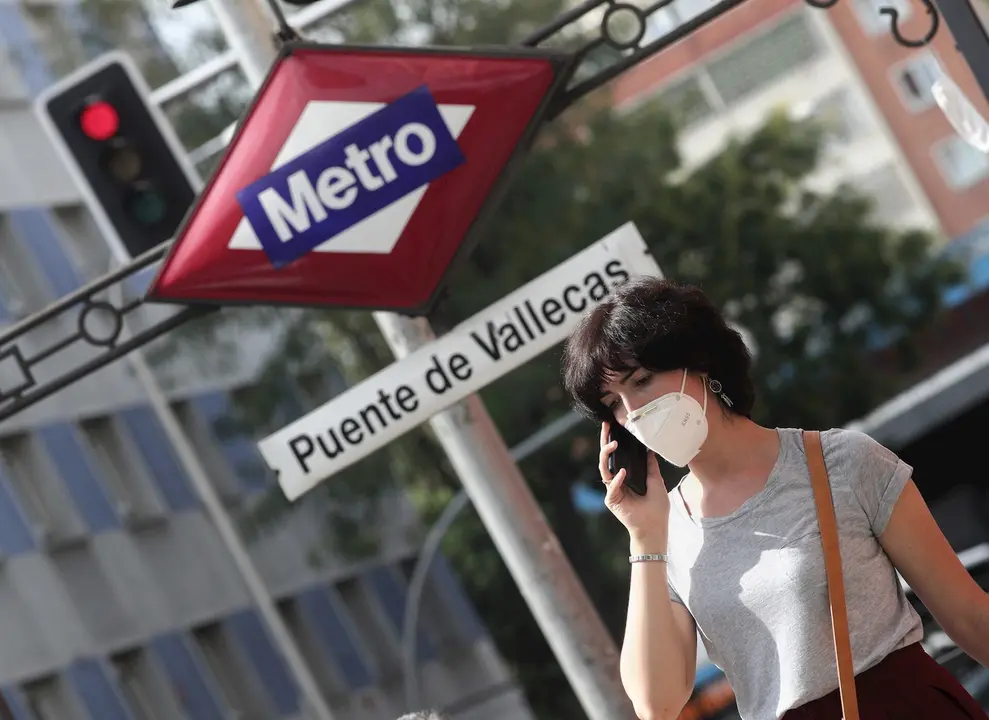 Una mujer pasea al lado del metro de Puente de Vallecas, en Madrid (Espa&ntilde;a), a 16 de septiembre de 2020. Puente de Vallecas es el distrito de la ciudad de Madrid que mayor n&uacute;mero de positivos por coronavirus ha registrado estos &uacute;ltimos 7 d&iacute;as (del 7 de al