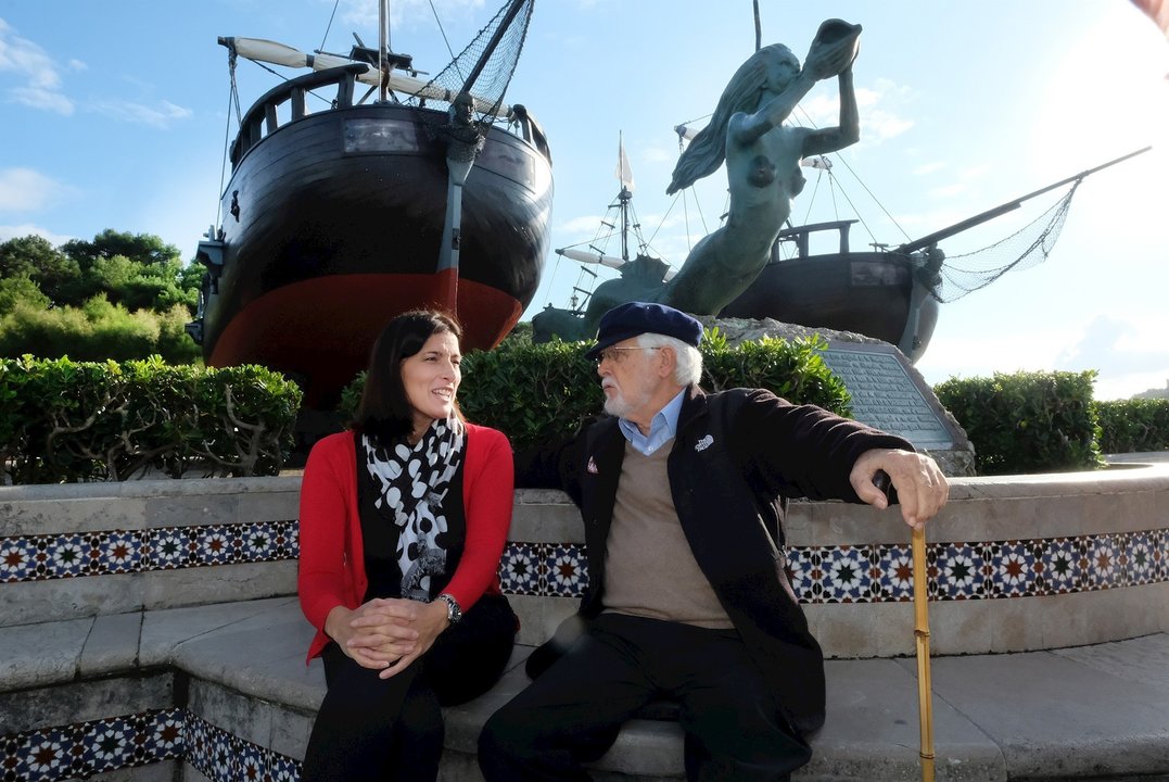 La alcaldesa de Santander, Gema Igual, con el navegante Vital Alsar, fallecido en México