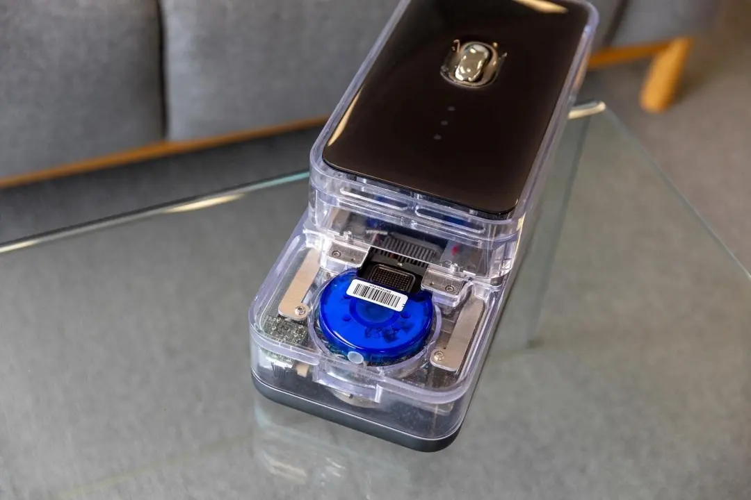 El cartucho CovidNudge circular azul dentro del analizador NudgeBox, prueba del coronavirus en 90 minutos.