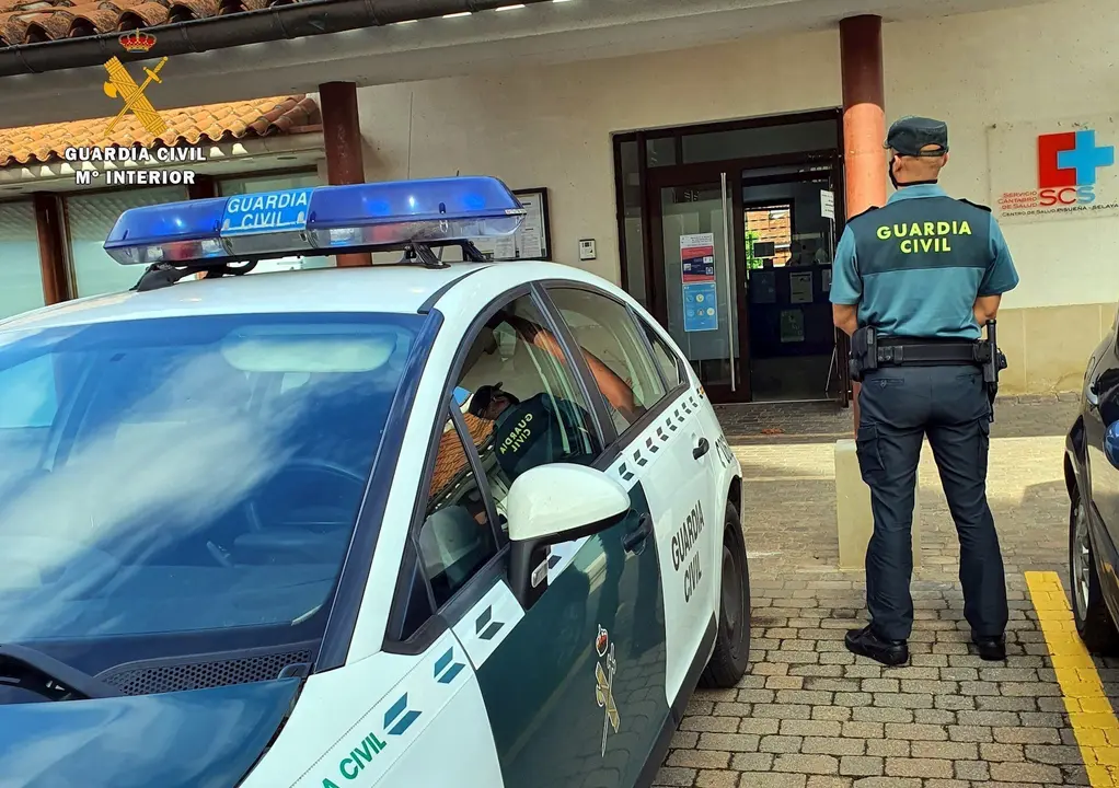 La Guardia Civil en el centro de salud de Selaya