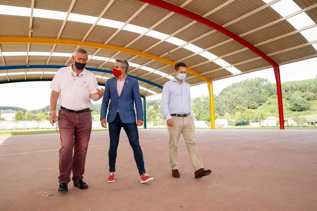 El vicepresidente Pablo Zuloaga (c) con el alcalde de Bareyo y el director general de Deportes