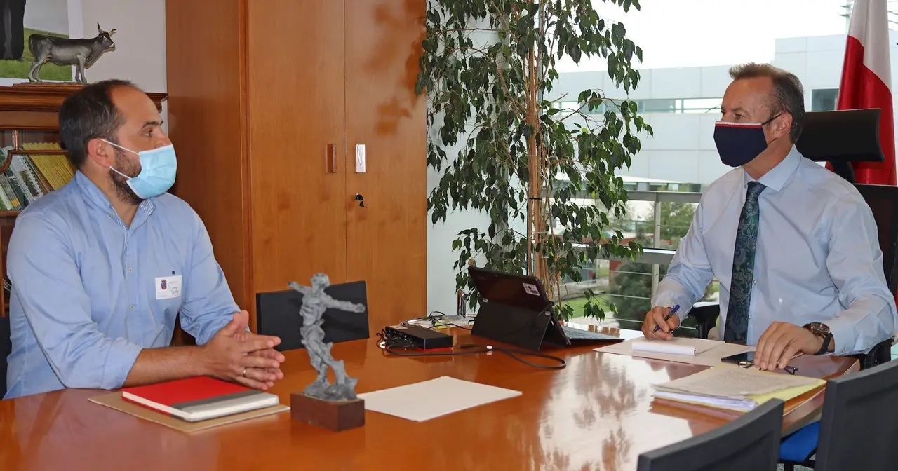 El consejero de Desarrollo Rural, Guillermo Blanco, se re&uacute;ne con el alcalde de Cabu&eacute;rniga, Nicol&aacute;s Toral