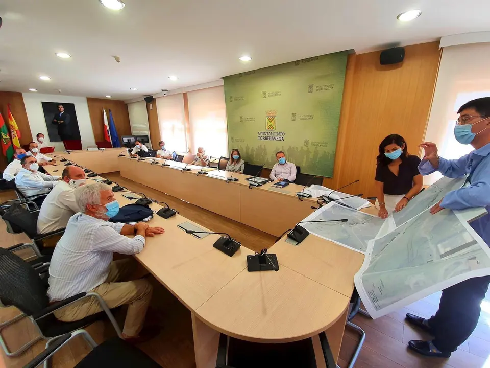 Reuni&oacute;n sobre el proyecto de la carretera Viveda-Barreda