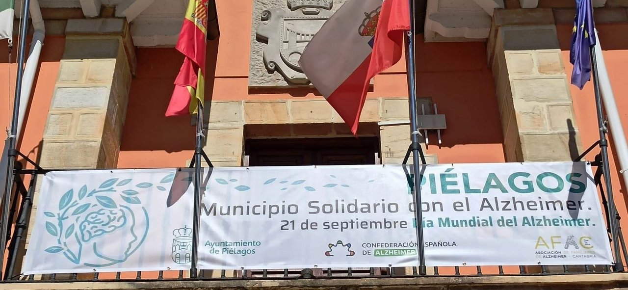 Cartel conmemorativo colgado en el Ayuntamiento de Piélagos por el Día del Alzheimer