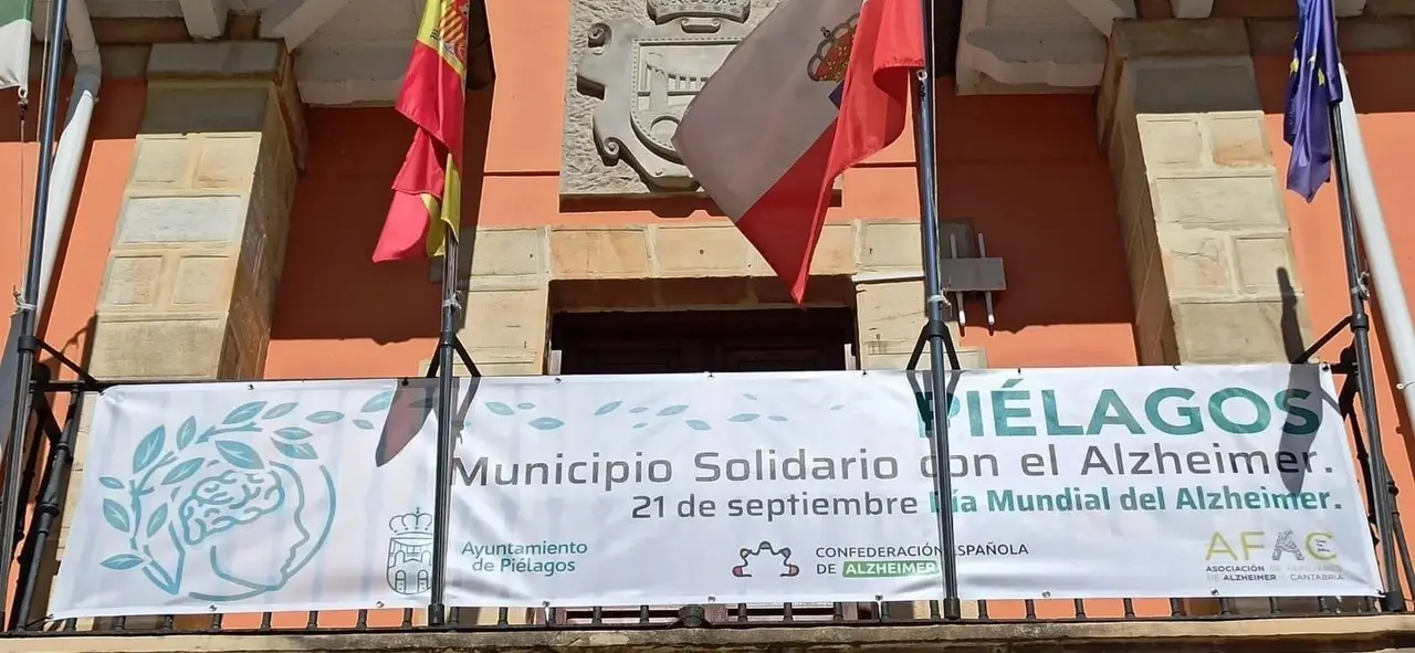 Cartel conmemorativo colgado en el Ayuntamiento de Pi&eacute;lagos por el D&iacute;a del Alzheimer