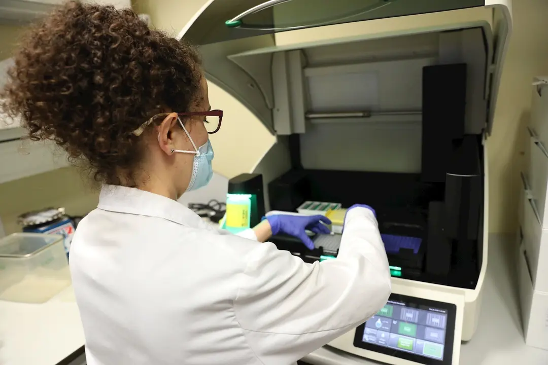 Una bi&oacute;loga del Centro de Biolog&iacute;a Molecular Severo Ochoa en el Campus de Cantoblanco de la Universidad Aut&oacute;noma trabaja con un PCR digital robot formador de gotas.