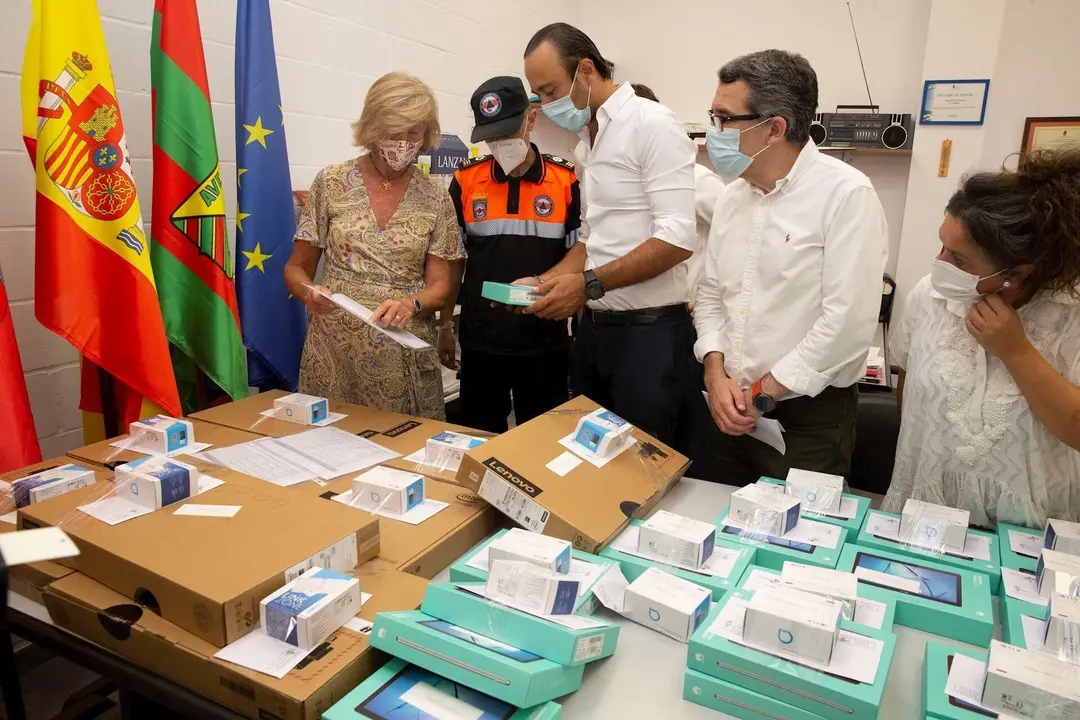 La consejera de Educaci&oacute;n, Marina Lomb&oacute;, entrega en Torrelavega dispositivos y conexiones a internet para los alumnos del Jos&eacute; Mar&iacute;a Pereda