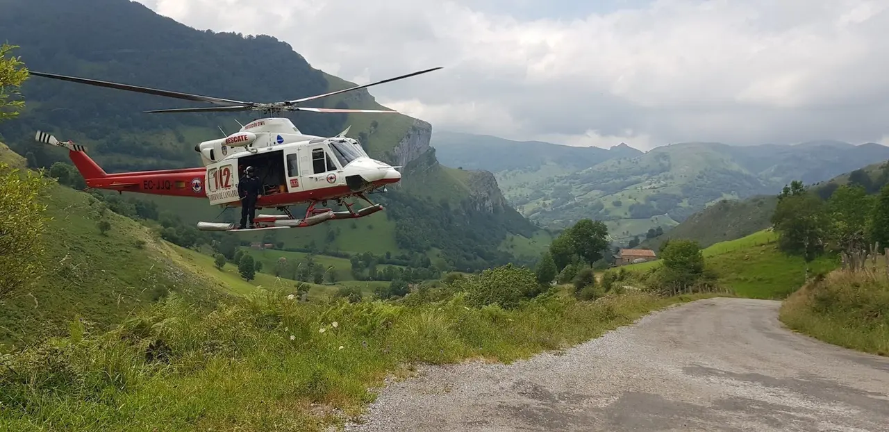 Helic&oacute;ptero de rescate del ciclista en San Roque de Riomiera