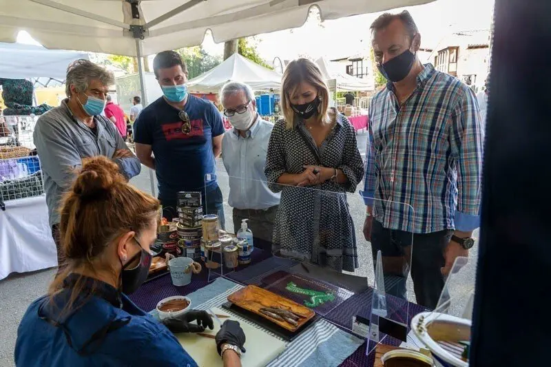 El consejero de Desarrollo Rural, Guillermo Blanco, y la alcaldesa de Pi&eacute;lagos, Ver&oacute;nica Samperio, en la feria de alimentaci&oacute;n y artesan&iacute;a de Oru&ntilde;a