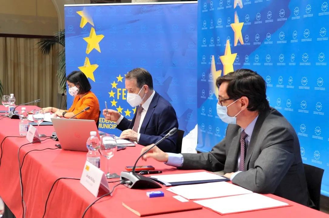 Los ministros Salvador Illa y Carolina Darias presiden  una reuni&oacute;n de trabajo en la sede de la FEMP