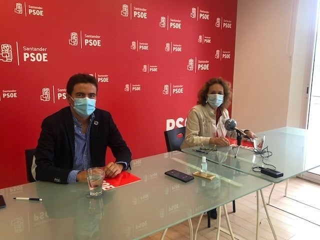 El diputado del PSOE por Cantabria, Pedro Casares, y la senadora socialista, Isabel Fernández