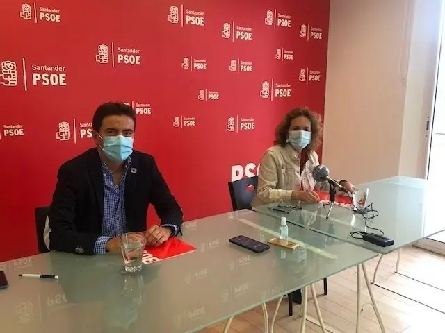 El diputado del PSOE por Cantabria, Pedro Casares, y la senadora socialista, Isabel Fern&aacute;ndez